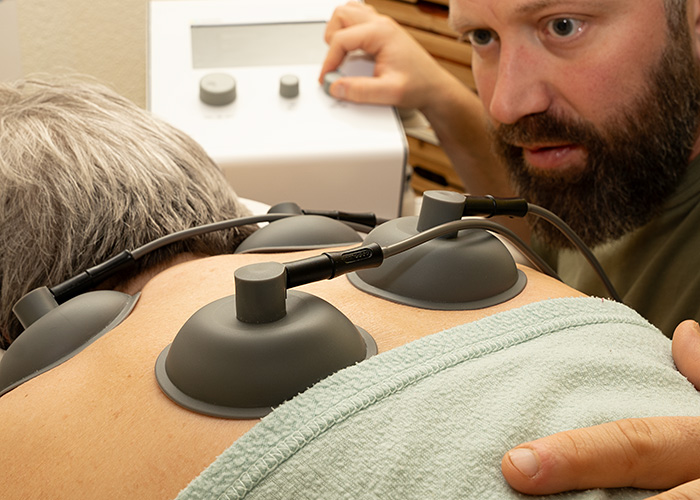 Die Elektrotherapie ist eine schulmedizinische Behandlung, bei der elektrischer Strom verwendet wird, um Schmerzen zu lindern, die Muskelfunktionen zu verbessern und die Gewebeheilung zu beschleunigen.
