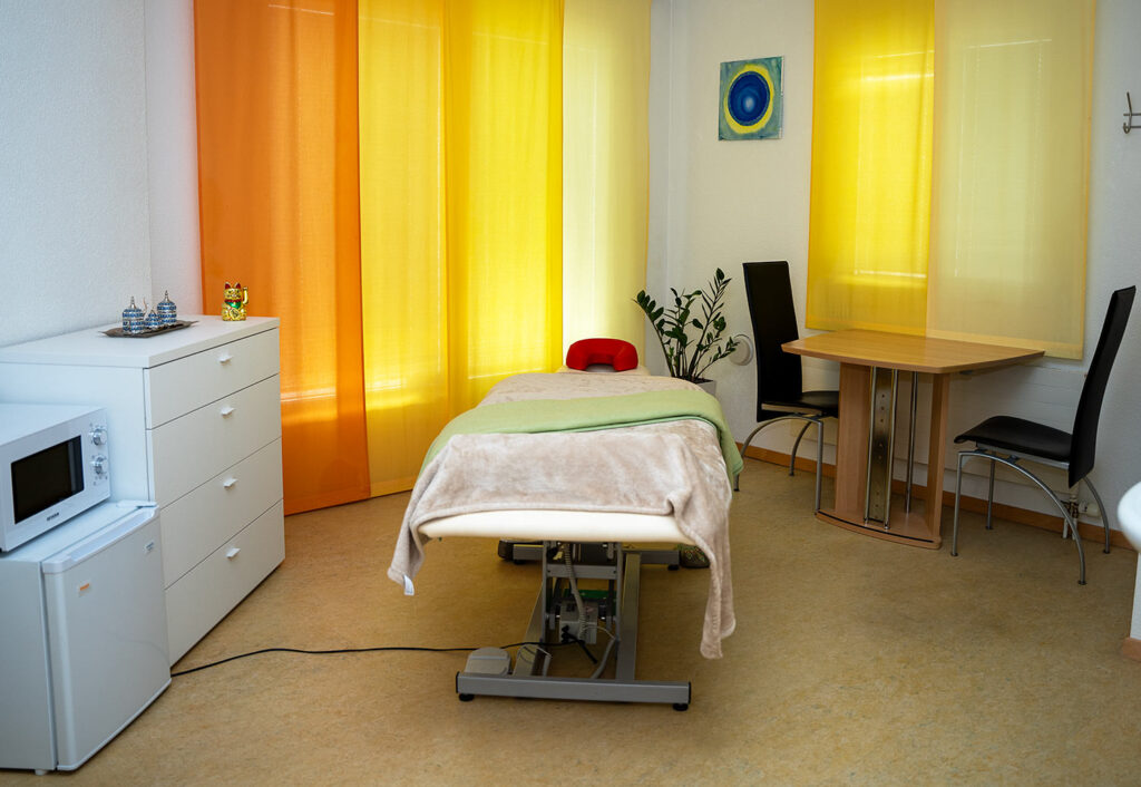 Einladender Behandlungsraum in der Naturheilpraxis Lifecenter, bereit für ganzheitliche Heilungsprozesse.