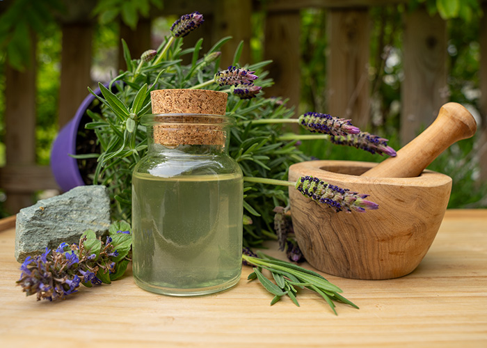 Naturheilmittel sind natürliche Substanzen wie Pflanzen oder Schüssler-Salze.