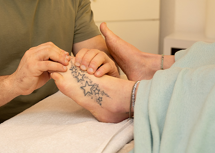 Die Reflexzonentherapie basiert auf dem Prinzip der ganzheitlichen Gesundheit, das besagt, dass der Körper als ein zusammenhängendes System betrachtet wird, in dem jede Struktur und jedes Organ miteinander verbunden ist.