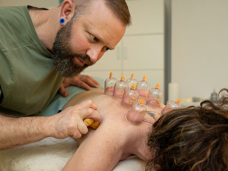Alex Inderkum bei einer Triggertherapie-Behandlung in der Naturheilpraxis Lifecenter.