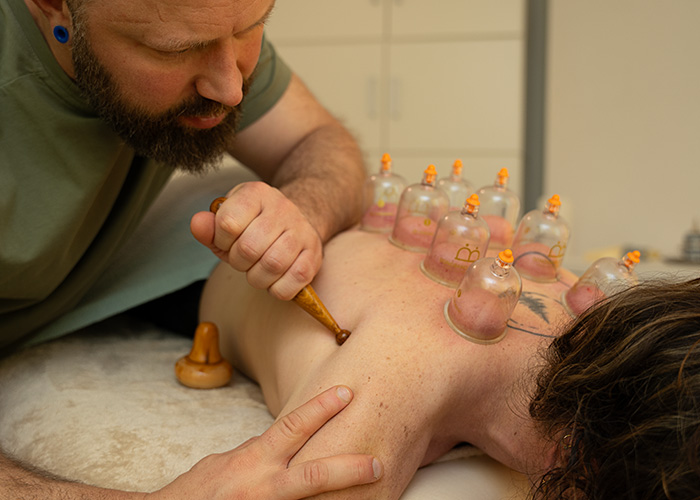 Die Triggertherapie ist eine manuelle Behandlungsform von schmerzhaften Stellen in der Muskulatur. Durch gezielten Druck kann ich dir Muskelverspannungen lockern und Schmerzen reduzieren.