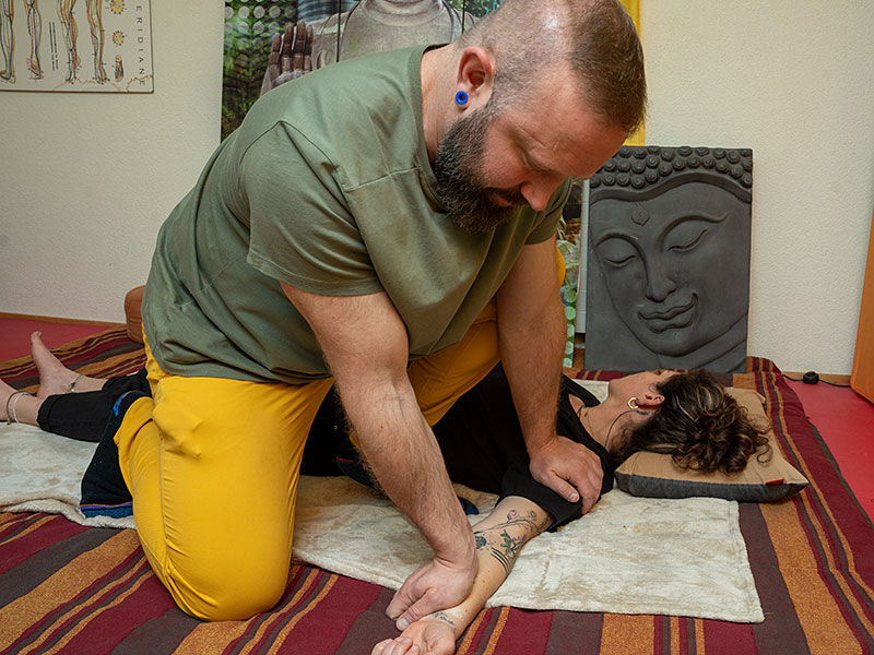 Alex Inderkum bei einer Shiatsu-Behandlung in der beruhigenden Umgebung der Naturheilpraxis Lifecenter.