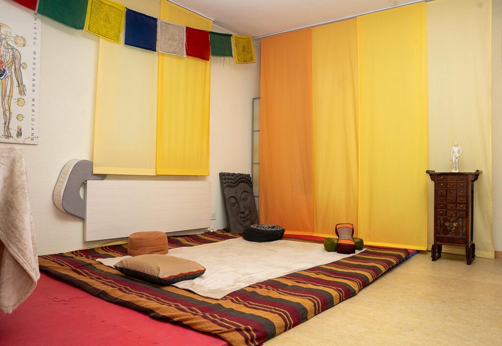 Ein gemütlicher Raum für Shiatsu-Behandlungen in der Naturheilpraxis Lifecenter.
